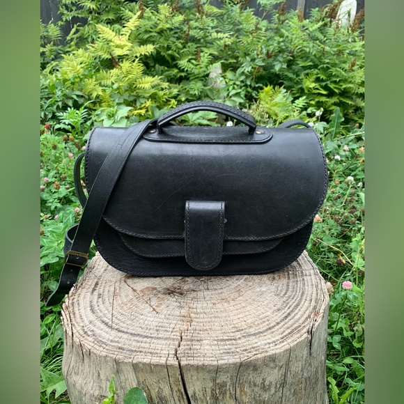 Handbags - Gorgeous vintage genuine leather black cross body bag